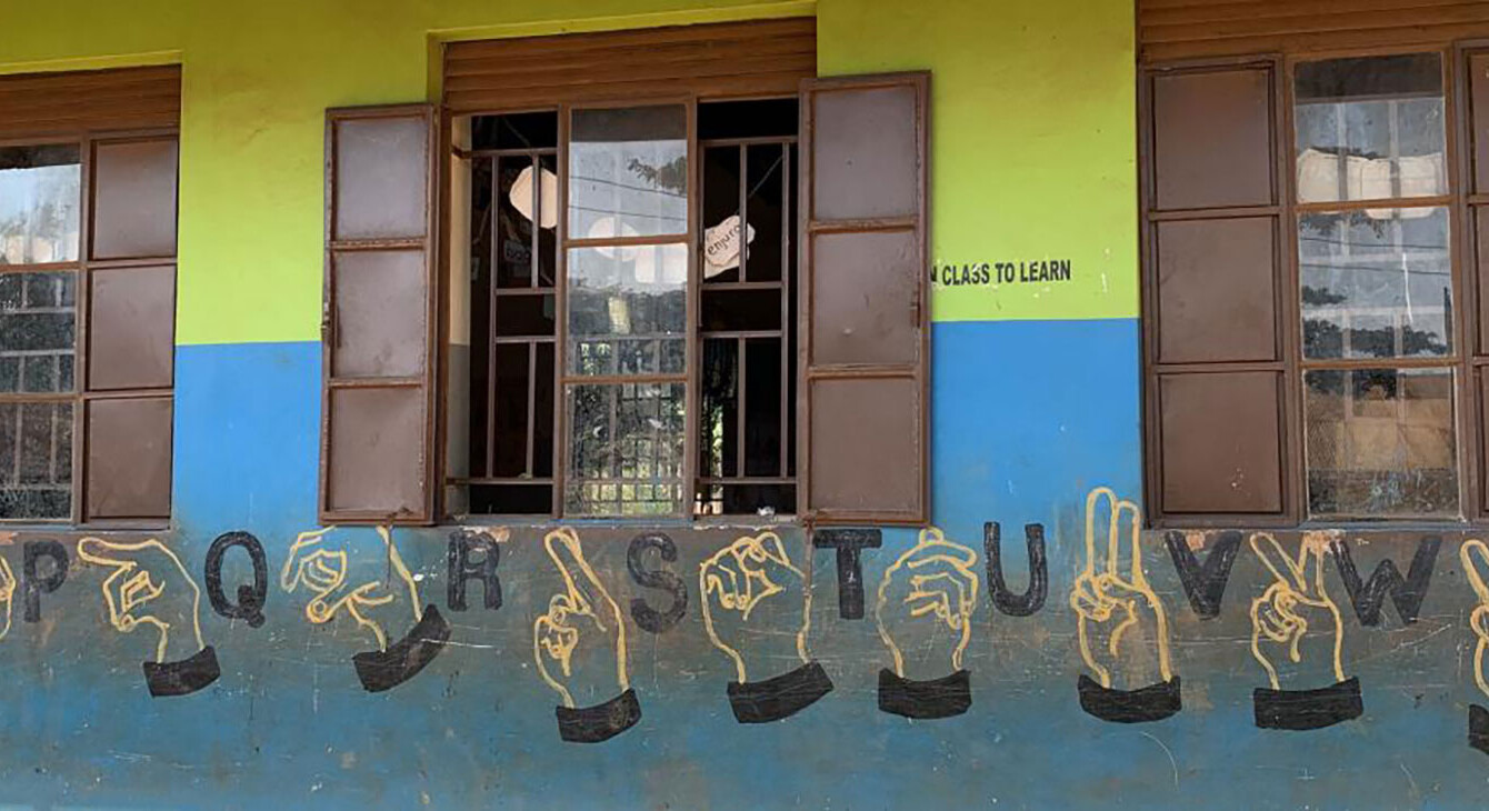 Photo (unesco) montrant un mur peint avec l'alphabet langue des signes pour les malentandants