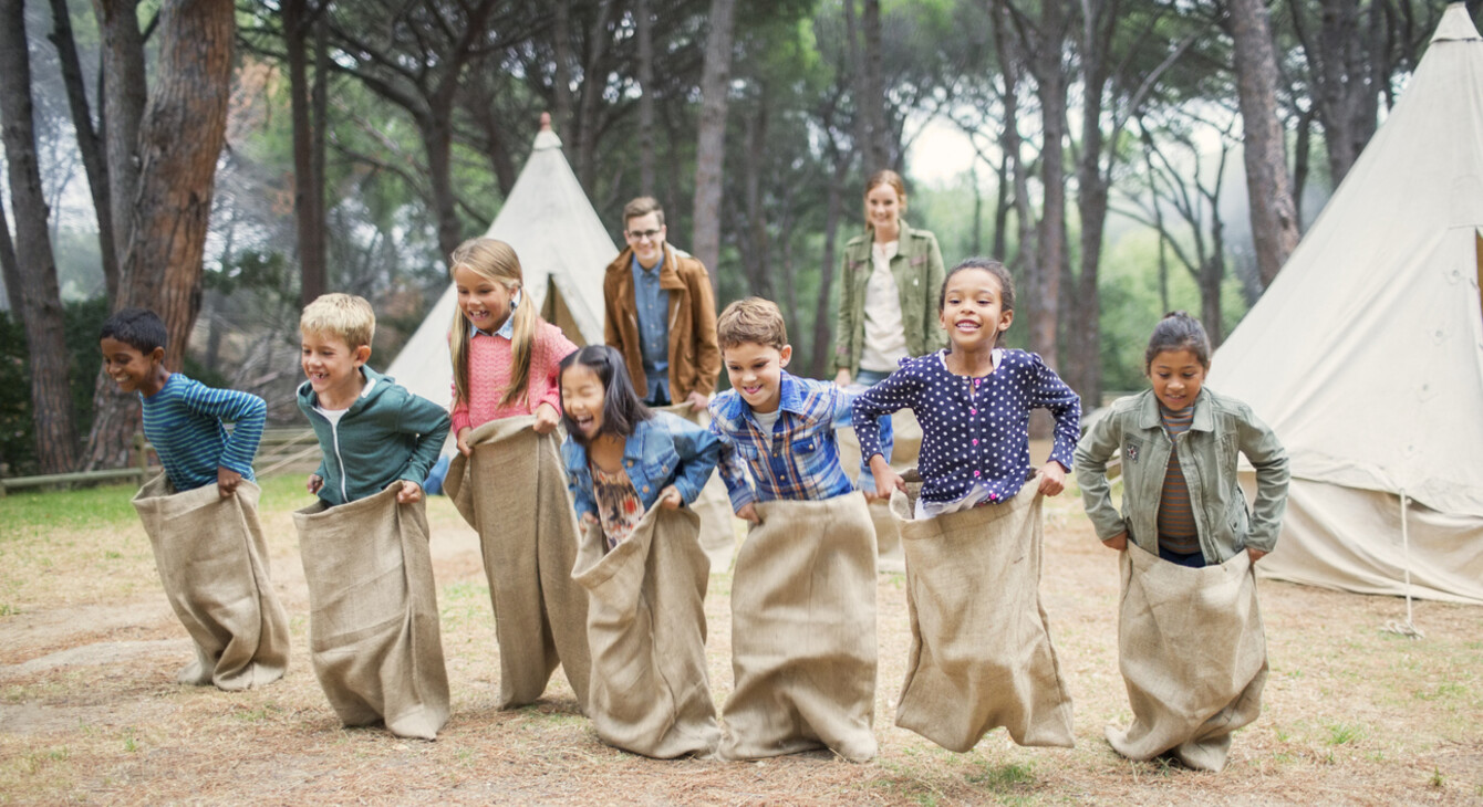Enfants faisant une course de sacs en accueil collectif de mineurs