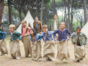 Enfants faisant une course de sacs en accueil collectif de mineurs